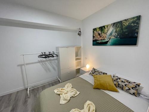 大加那利岛拉斯帕尔马斯CoLiving El Toro的一间卧室配有一张带黄色枕头的大床