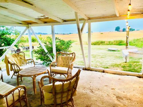 斯塔德Gårdshotellets Camping的庭院设有桌椅,享有田野美景。
