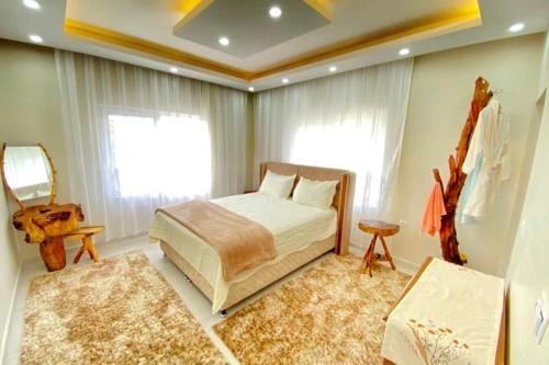 阿瓦诺斯Familiar Villae in Capadoccia Turkey的一间卧室设有一张床和一个窗口