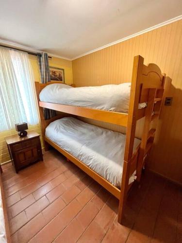 阿尔加罗沃Cabaña Algarrobo的一间卧室配有两张双层床。
