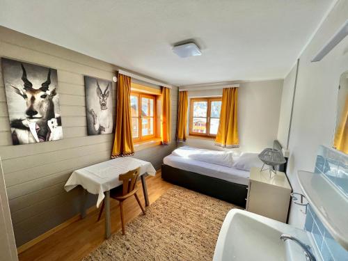 莱赫阿尔贝格Lech Hostel的一间卧室配有一张床,浴室设有水槽