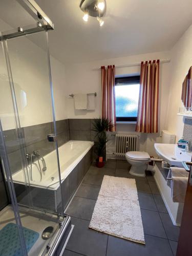 茨维泽尔Pension Erna的带浴缸、卫生间和盥洗盆的浴室