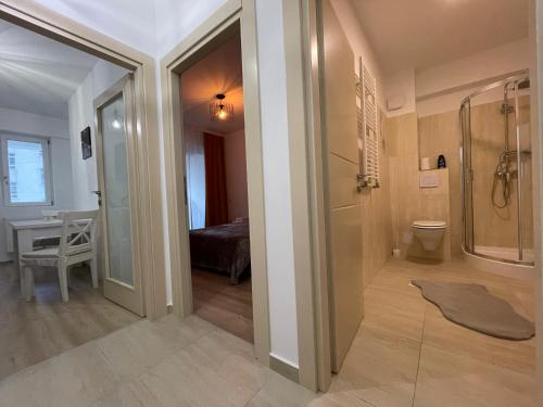 雅西Luxury Q Residence Near Center的设有带步入式淋浴间和步入式淋浴间的浴室