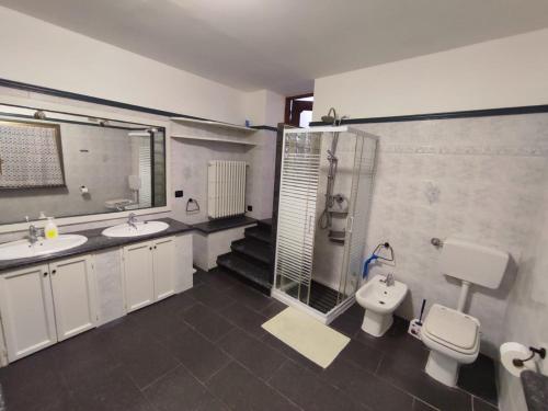 托尔托纳Henson appartamento的浴室配有2个盥洗盆、卫生间和淋浴。