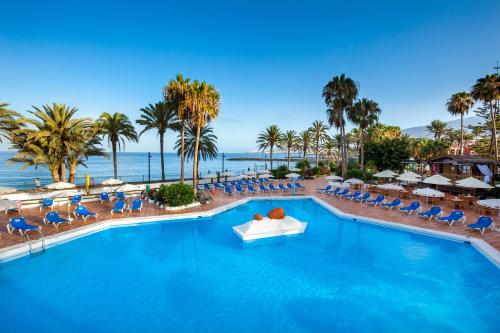 美洲海滩索尔特内里费岛酒店的度假村游泳池的图片