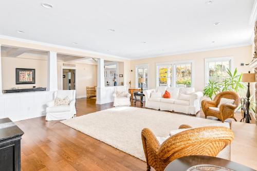 蒙托克Beach Blessing的客厅配有白色家具和白色地毯。