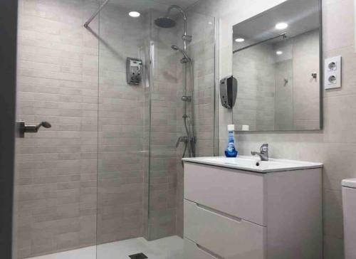 马德里Apartamento 4 personas的带淋浴、水槽和镜子的浴室