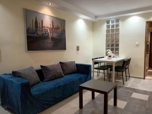 华沙Apartament Pereca 2的客厅配有蓝色的沙发和桌子