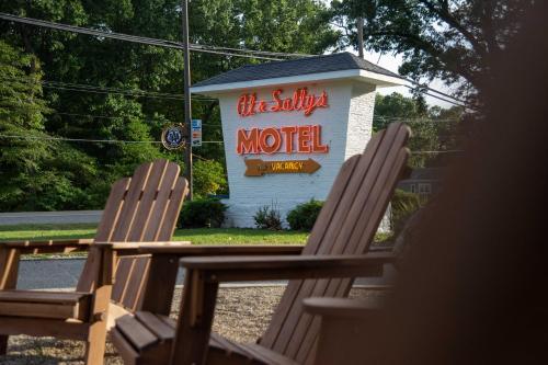 密歇根城Al & Sally's Motel的两把椅子坐在汽车旅馆标志前