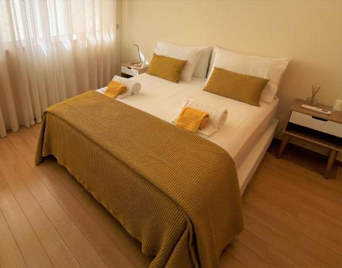 阿尔布费拉Albufeira Lux Apartment的卧室配有一张带两个枕头的大白色床