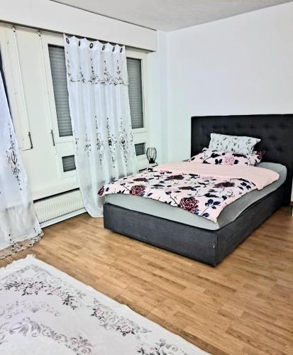 伯尔尼Kleine Wohnung im Zentrum Bern nähe Marzili的一间卧室配有一张带黑色床头板的床