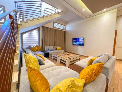 马拉喀什Riad villa saphir & SPA的客厅配有两张沙发和一台电视机