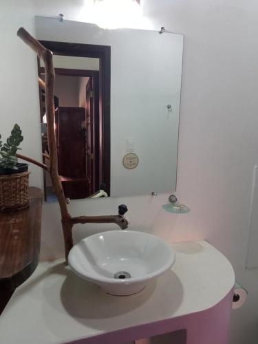 巴拉格兰德Cores do Mar Cabanas, Taipu de Fora的浴室设有白色水槽和镜子
