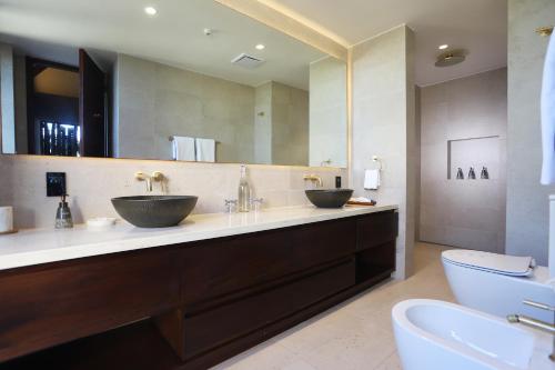 马洛洛Villa Malolo Levu的一间带两个盥洗盆和大镜子的浴室