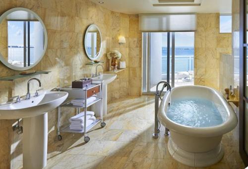 迈阿密Mandarin Oriental, Miami的浴室配有2个盥洗盆、浴缸和镜子