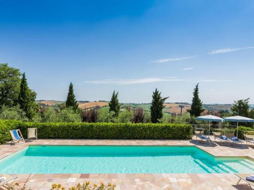 MondavioBelvilla by OYO Villa Azzurra的景观别墅内的游泳池