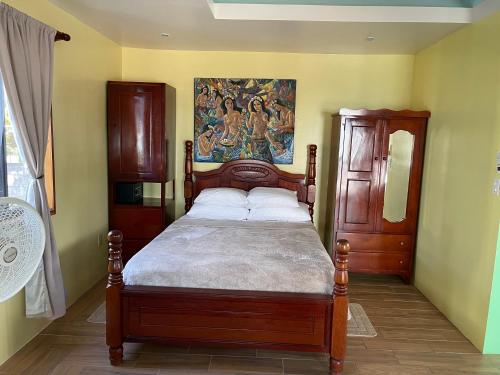 库尔克岛Hidden Treasure Vacation Home Blue Bay Cottage的一间卧室配有一张壁画床