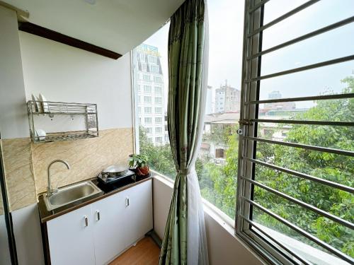 河内T - Apartment的一个带水槽和大窗户的厨房