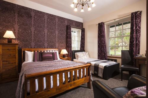 因弗内斯北科索克酒店的卧室配有床、椅子和窗户。