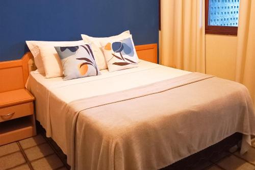 博尼托Pousada Casa Grande的一间卧室配有带白色床单和枕头的床。