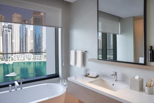 迪拜迪拜码头及游艇俱乐部葳达酒店的带浴缸的浴室和大窗户