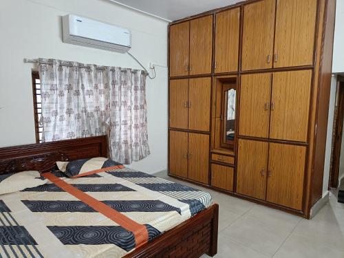 维沙卡帕特南Feel Like Home Rkbeach的一间卧室配有一张床和一个木制橱柜