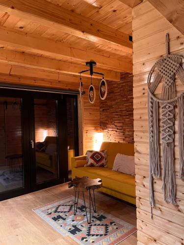 科马尔尼克MoodySun Studio, remote tiny home的客厅配有黄色的沙发和桌子