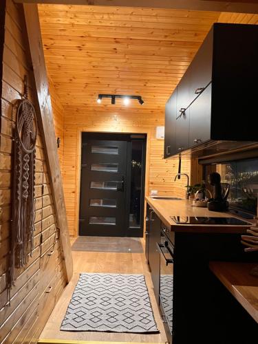科马尔尼克MoodySun Studio, remote tiny home的厨房设有黑色的门和台面