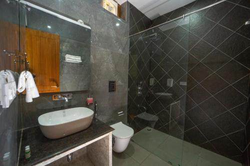 兰纳加Yellow Tail by Puggles Resorts的一间带水槽、卫生间和淋浴的浴室