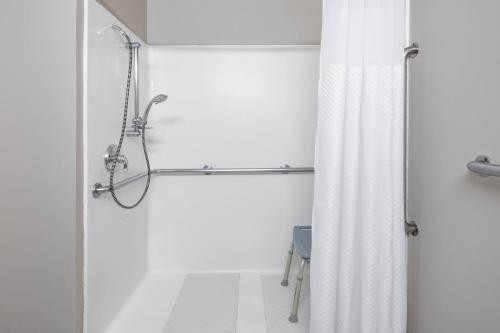 格尼古尔尼贝蒙特旅馆套房酒店的带淋浴和浴帘的浴室