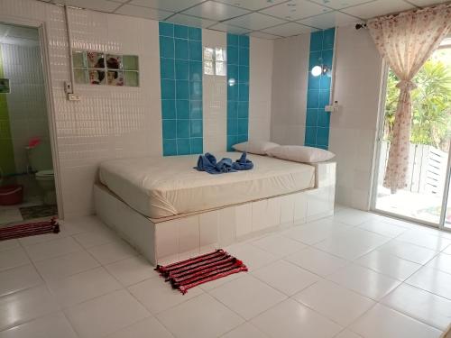 素叻坎亚纳度假酒店的一间卧室配有一张床,浴室设有淋浴。