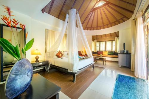高兰Chada Lanta Beach Resort - SHA Extra Plus的一间卧室配有一张床,卧室配有吊床