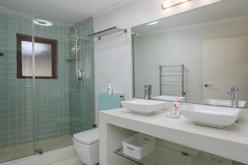 绍斯布鲁姆San Lameer Villa 2818 - 2 Bedroom Classic- 4 pax - San Lameer Rental Agency的一间带两个盥洗盆、淋浴和卫生间的浴室