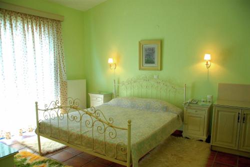 鲁维斯安迪酒店的一间卧室设有一张床和一个窗口