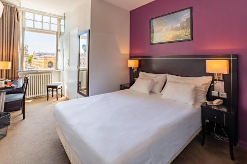 梅斯Hôtel Le Mondon METZ的卧室配有一张白色大床和紫色墙壁