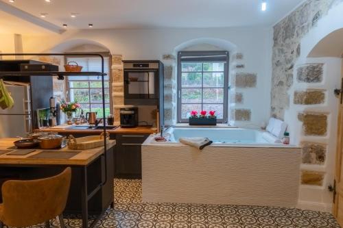 奥伊宾赫尔兹沃克奥宾公寓的一间位于客房中间的带浴缸的浴室的厨房
