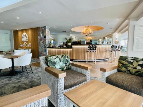 德班Breakers Resort Apartments的一间配有沙发的餐厅和一间酒吧