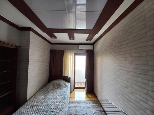 塔什干Apartment Center 1的一间卧室设有一张床和天花板