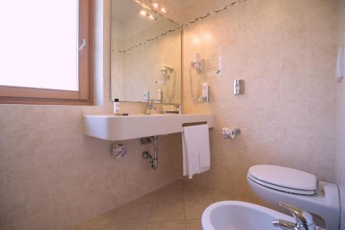 平佐洛比弗利酒店的一间带水槽和卫生间的浴室