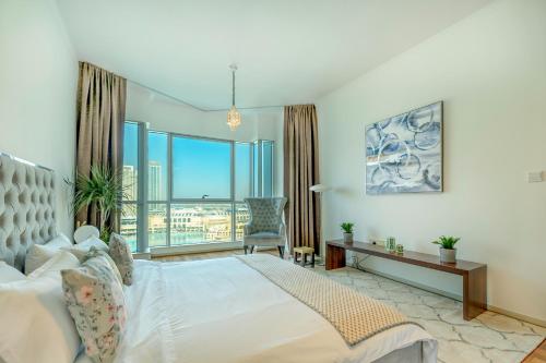 迪拜Burj Residences T3 Premium Apartment的一间卧室设有一张床和一个大窗户