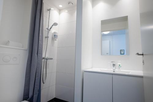 米泽尔法特赛弗酒店的带淋浴和盥洗盆的白色浴室