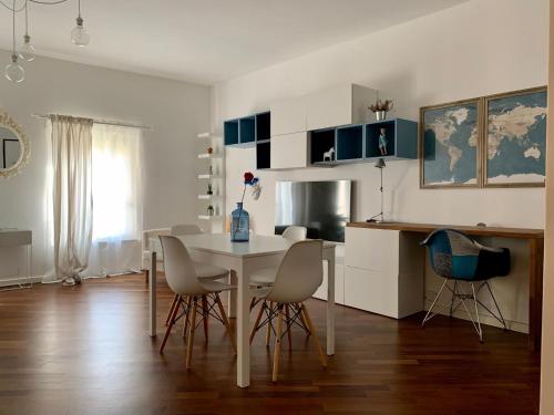 帕尔马La Rocca Luxury Apartment的厨房以及带桌椅的用餐室。