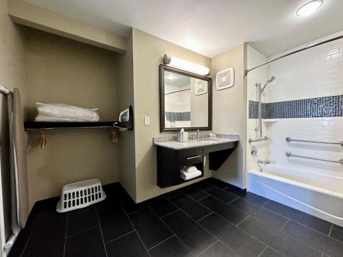 卡尔斯巴德Staybridge Suites Carlsbad/San Diego, an IHG Hotel的一间带水槽、浴缸和镜子的浴室