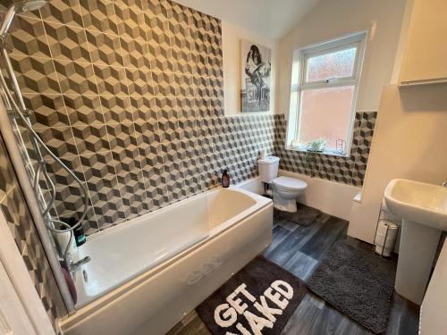 伯明翰Urban 3 Bedroom Home in Kings Heath-Great Location的带浴缸、卫生间和盥洗盆的浴室