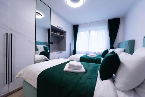 Vrelo BosneVilla Coral的一间卧室配有两张床和镜子