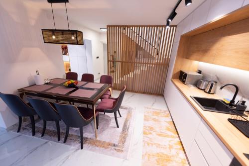 Vrelo BosneVilla Coral的厨房以及带桌椅的用餐室。