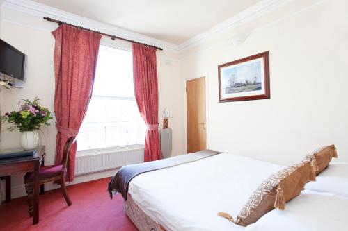 都柏林利森旅馆的酒店客房设有两张床和窗户。
