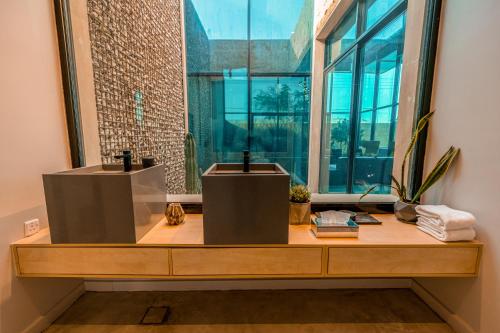利雅德Najdarah Resort的一张位于带大窗户的客房内的桌子