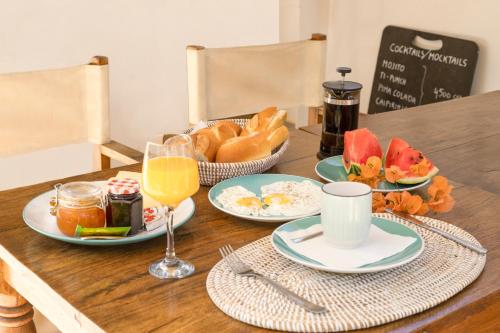 萨利波图尔Casa Louka的餐桌,盘子和一篮面包