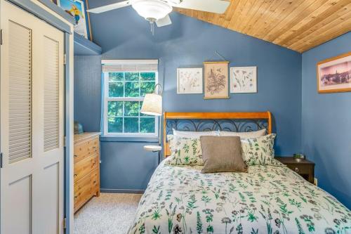 帕克伍德Tri-Mountain: Home base for exploring the mountains.的蓝色的卧室设有床和窗户